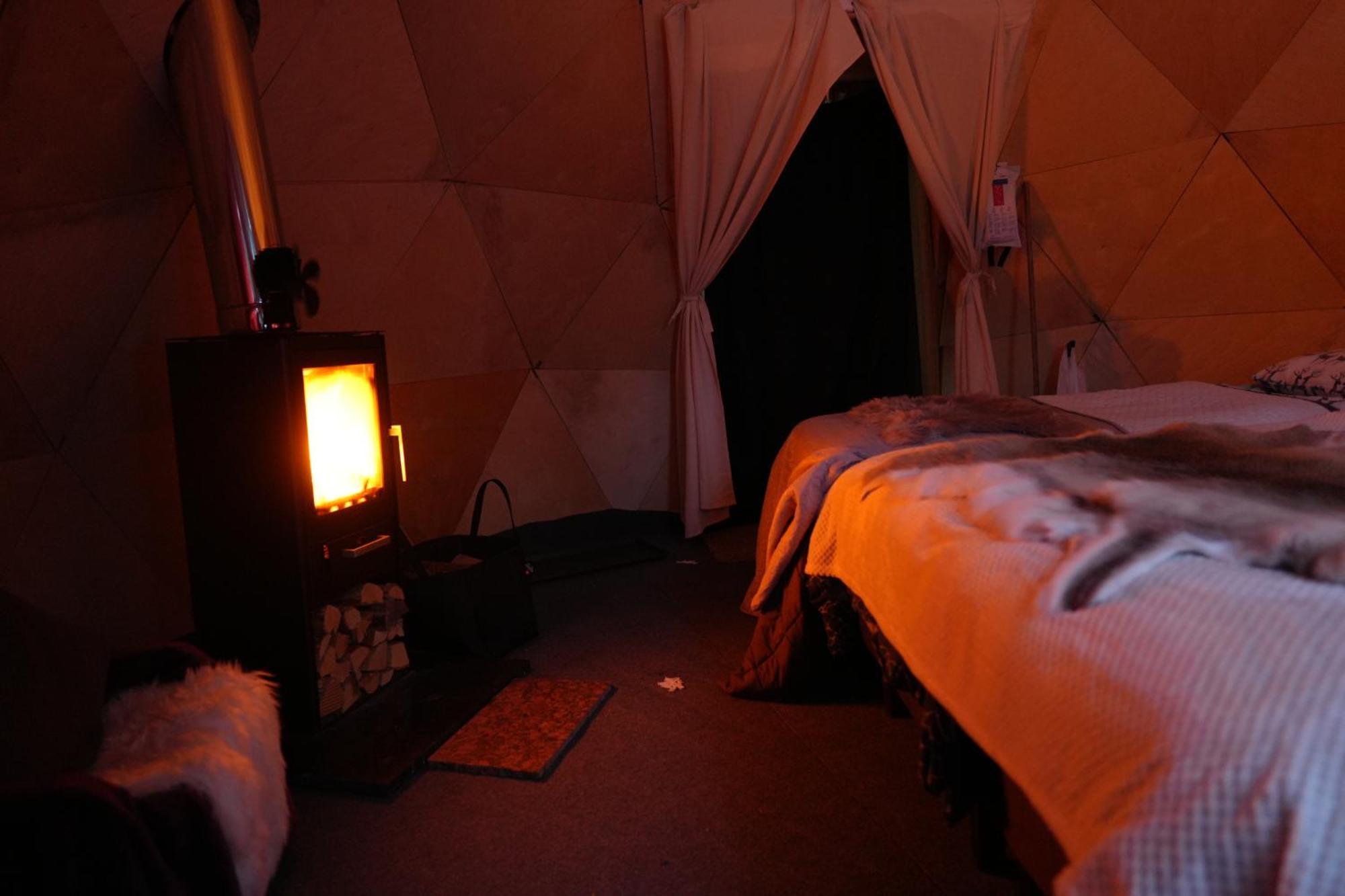 Aurora Igloo Fireplace-Heated Tents In A Secret Forest With Private Jacuzzi And Shared Sauna Bathroom And Dog Friendly 로바니에미 외부 사진