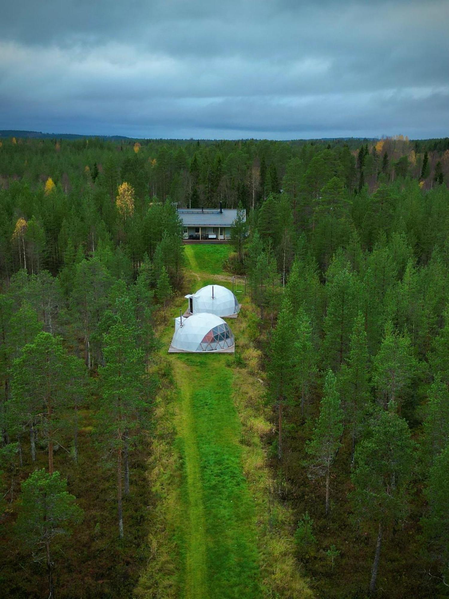 Aurora Igloo Fireplace-Heated Tents In A Secret Forest With Private Jacuzzi And Shared Sauna Bathroom And Dog Friendly 로바니에미 외부 사진