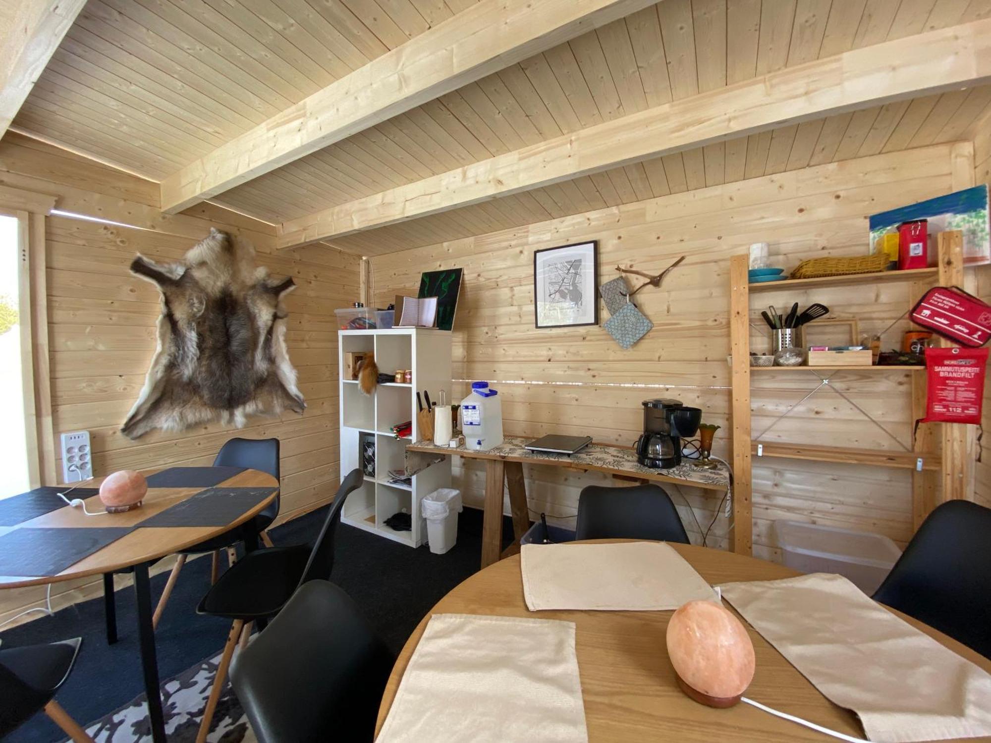 Aurora Igloo Fireplace-Heated Tents In A Secret Forest With Private Jacuzzi And Shared Sauna Bathroom And Dog Friendly 로바니에미 외부 사진